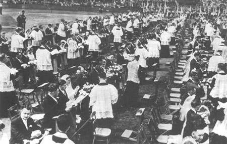 105 couples jocistes s'unissent devant Dieu au congrès de 1939.
