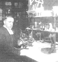 Le frère Marie-Victorin dans son laboratoire