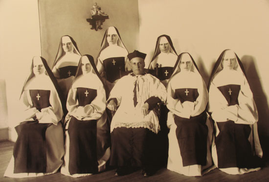 L'abbé DeLamarre et les sept fondatrices des soeurs Antoniennes