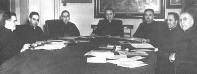 Membres de la Commission sacerdotale d'études sociales en 1949. Au centre, Mgr Leclaire.