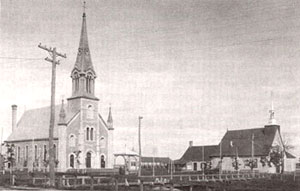 L'église construite avec les pierres transportées sur le pont de glace de 1879 et la 1re église.