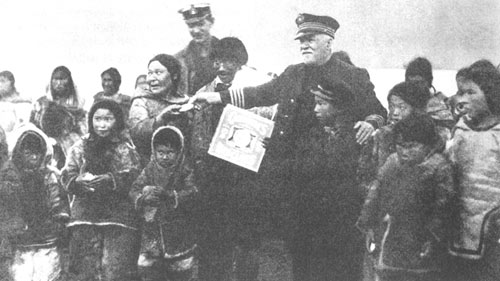 Le capitaine Bernier distribuant des biscuits aux Esquimaux.