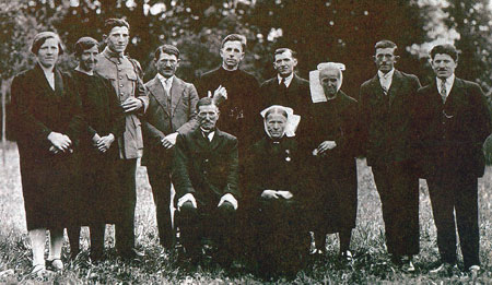 Frère Pierre Henry (au centre), avec ses parents et huit de ses onze frères et sœurs.
