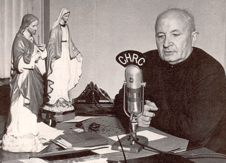 Père Lelièvre prêchant une retraite à la radio.