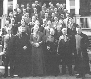 Retraite de chefs d'entreprises en mai 1945. À gauche de Mgr Charbonneau, le Père Bouvier, et à la droite du 1<sup>er</sup> rang, l'abbé Dion.