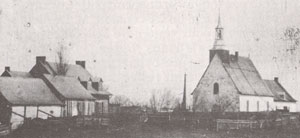 L'église de 1714 (aujourd'hui le petit sanctuaire) et le presbytère, avant 1891.