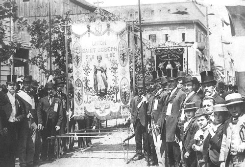 Les membres de l'Union Saint-Joseph de Sillery arborent fièrement leur bannière 
lors du défilé de la Saint-Jean-Baptiste de 1895.