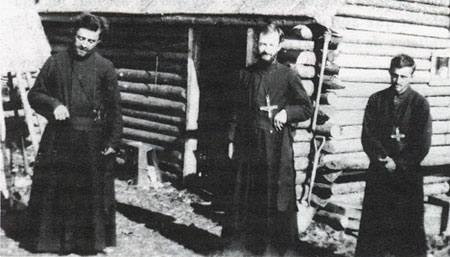 Le P. Dubeau entouré de deux frères à la mission de Island Lake (1926).