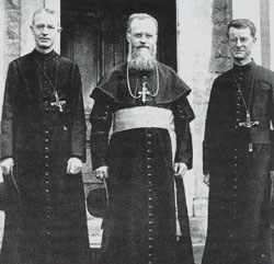 Mgr Charlebois avec à sa droite son frère Guillaume, et à sa gauche son frère Charles, directeur du Droit.