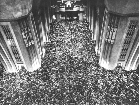 La foule à l'intérieur de la Basilique le 13 octobre 1960.