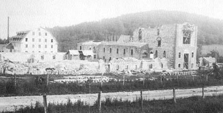 Les ruines du deuxième monastère et le monastère temporaire