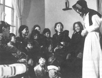 Sœur Grise missionnaire avec des femmes inuit.