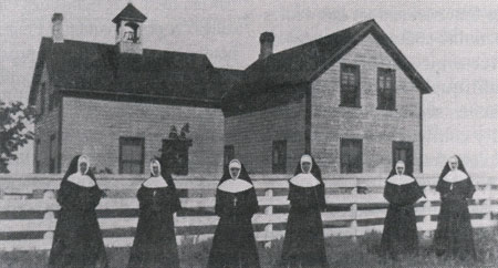 Un de ces couvents-écoles de l'Ouest canadien, celui de St-Vital des Sœurs de l'Assomption.