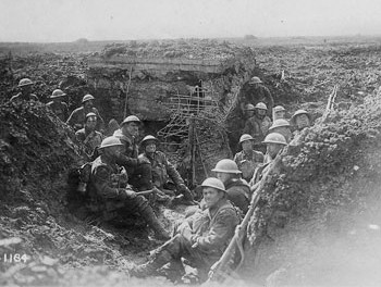 Soldats canadiens dans un nid de mitrailleuse capturé.