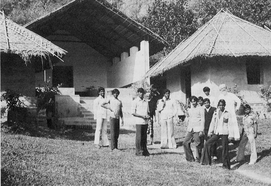 À droite, le frère Flavien devant son ermitage avec d’anciens élèves