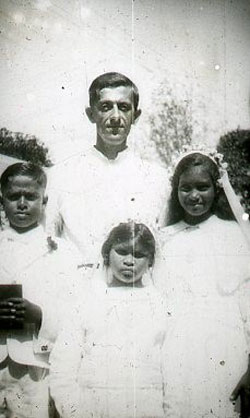 Frère Flavien avec des enfants baptisés