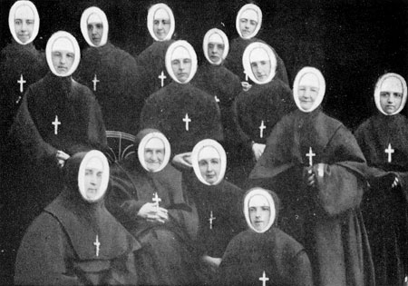 Sœurs chiliennes entourant Mère Bernard Morin