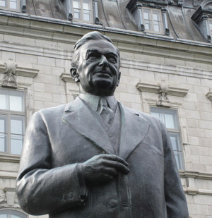 Statue de Maurice Duplessis devant le Parlement de Québec.