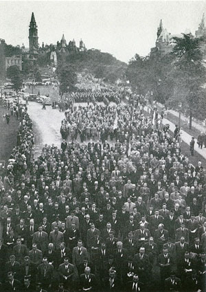 40 000 hommes escortent Notre-Dame à Ottawa.