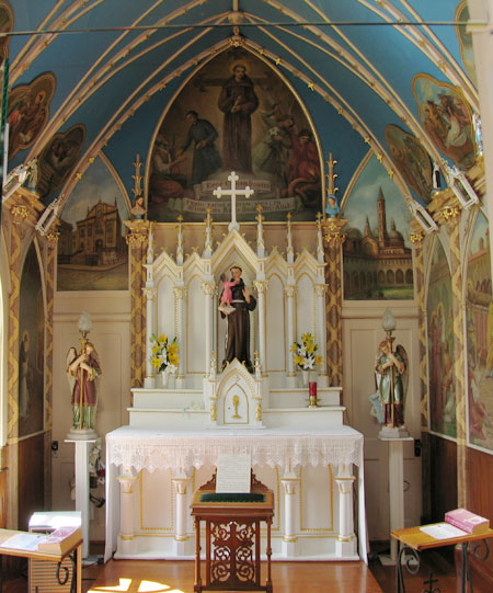 La chapelle Saint-Antoine, décorée par Huot. L’abbé DeLamarre repose sous la marche de l’Autel