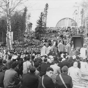 La foule des pèlerins en 1952 ; au fond, la verrière de la nouvelle chapelle mariale