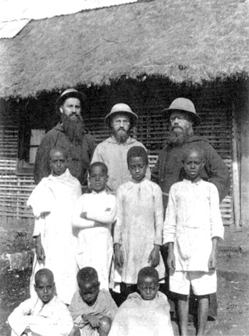 Les pères Jérôme Malenfant, Bernard Lemelin et Adalbert Blondin, à Endeber en Éthiopie.