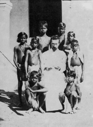 Le Père Lievens au milieu d’enfants indiens