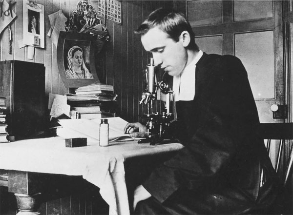 Le frère Marie-Victorin, au laboratoire de Longueuil, en 1906