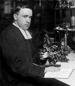 Le frère Marie-Victorin, en 1923, dans le premier laboratoire de l’Institut botanique