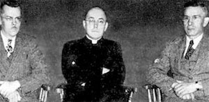 À gauche, Armand Larivée, président local du syndicat de l'amiante ; au centre, le curé Camirand et à droite, Rodolphe Hamel, président régional du syndicat de l'amiante.
