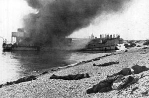 Une péniche échouée sur la plage de Dieppe.