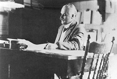 Alphonse Desjardins à son bureau de travail.