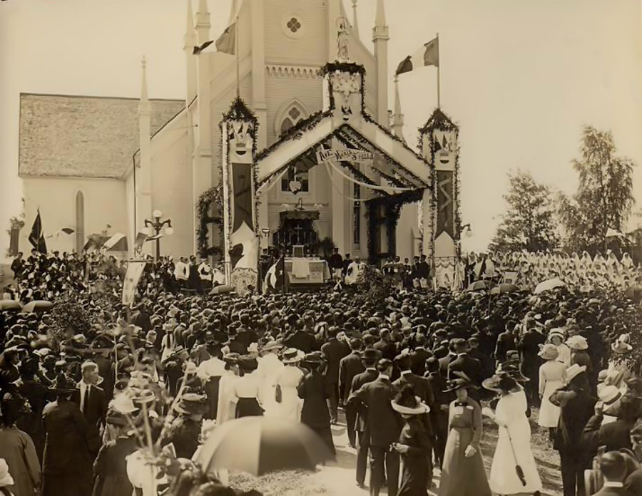 Rassemblement des Acadiens à la convention nationale au moment de la messe en plein air